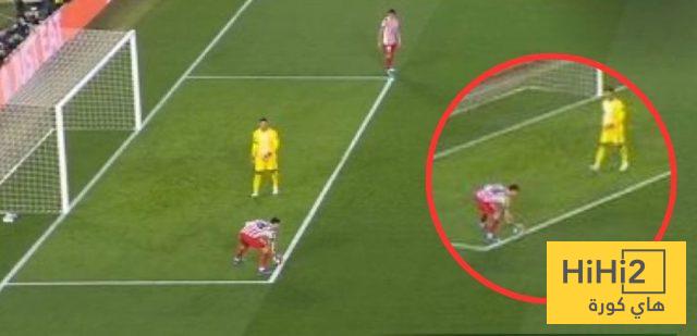 صور لحالة سابقة ” لاعب يمسك الكرة بيده ولا توجد ركلة جزاء …! “
