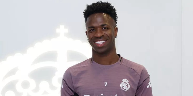 فينيسيوس يتسلم جائزة لاعب الشهر في ريال مدريد
