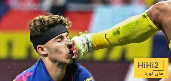 صورة .. الدماء تسيل على يد فيرمين بعد اصابة في وجهه