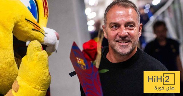 صور .. تميمة برشلونة تستقبل اللاعبين بالورود قبل لقاء سيلتا فيغو