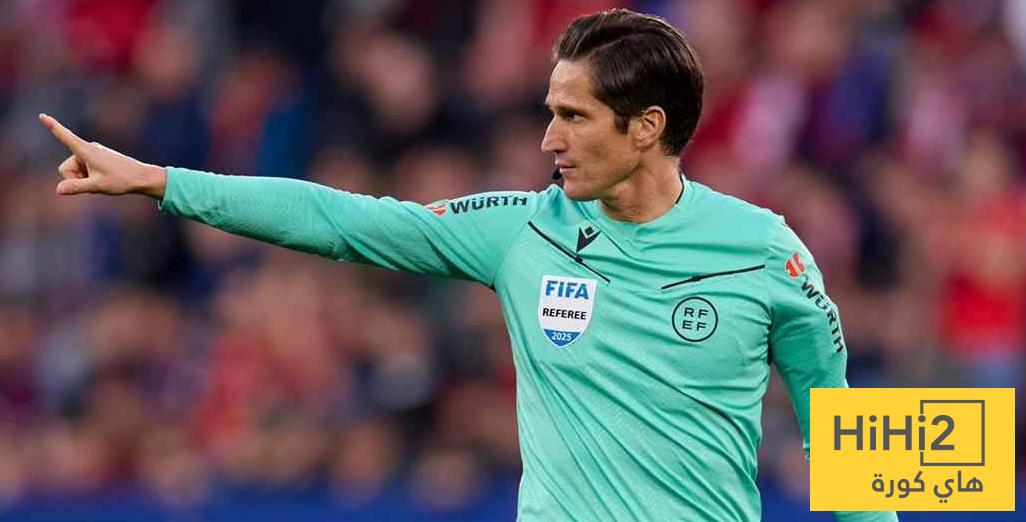 صورة .. الحكم يتابع حالة المشجع المصاب