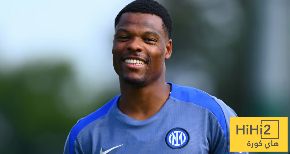 ليفربول متمسك بضم دومفريس