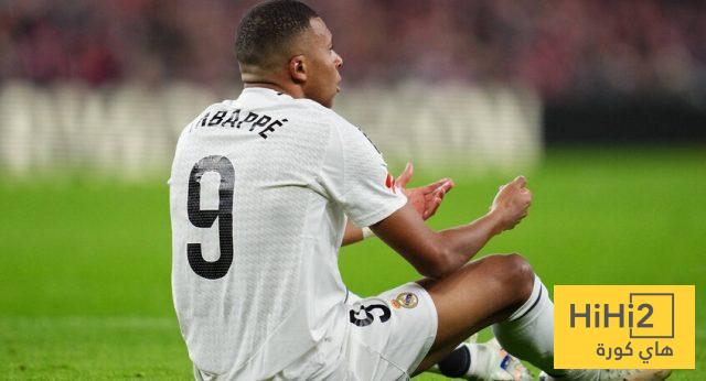 صورة .. مبابي يشجع برشلونة ضد الريال