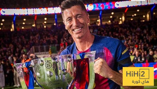 ليفاندوفسكي يرد على امكانية الاستمرار مع برشلونة