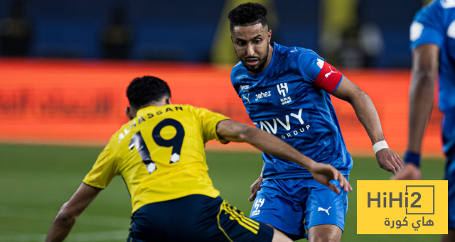 صورة – نجم ريال مدريد يتابع قمة النصر والهلال