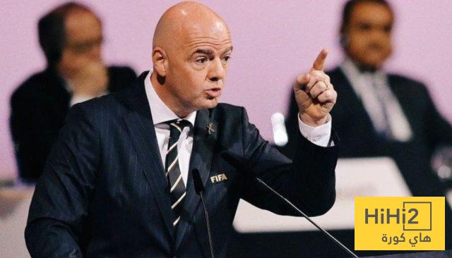 صورة .. انفانتينو يرفع علم مصر في مباراة كولومبيا وسويسرا