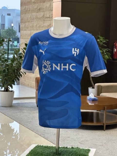 طقم الهلال الجديد يفجر موجة من الجدل