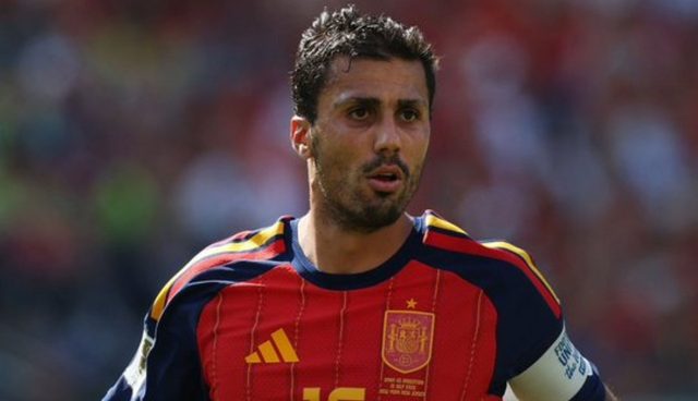 لاعب ريال مدريد السابق يتعجب من سماح بيريز لضياع صفقة رودري