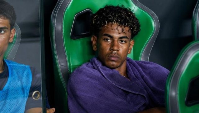 ثلاثي برشلونة يقف خلف أزمة لامين يامال