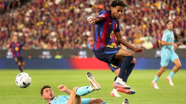 صورة .. لامين يهرب من النظر في وجوه الجماهير
