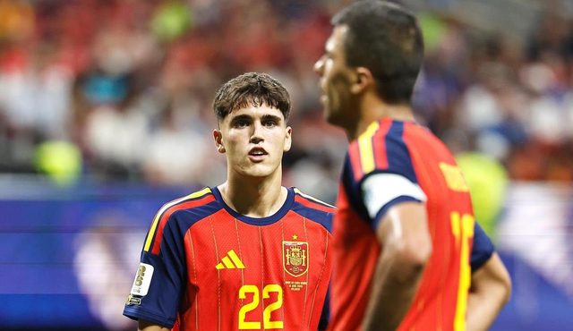 كوبارسي مدافع برشلونة يتفوق على دياموندي جناح ريال مدريد في سباق الفتى الذهبي