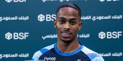 موقف لاعب الهلال سامرفيل مع هولندا أمام اليونان