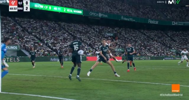هل استحق التشي ركلة جزاء امام ريال مدريد في لقطة كوناتي؟