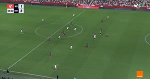 عاجل : خطأ تحكيمي فادح في مباراة برشلونة و اشبيلية