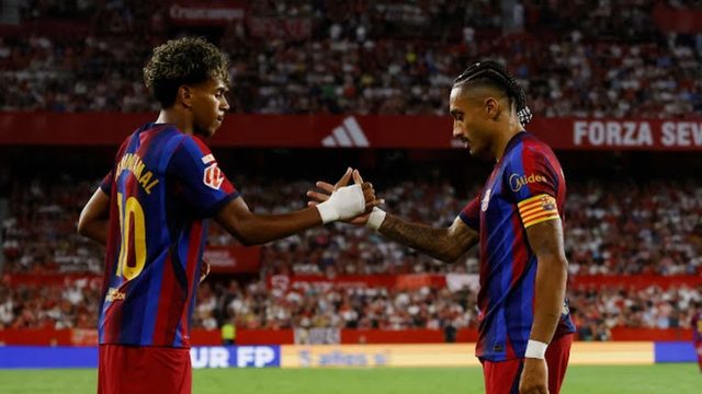 برشلونة يكتفي بثلاثية ضد اشبيلية بهاتريك من رافينيا