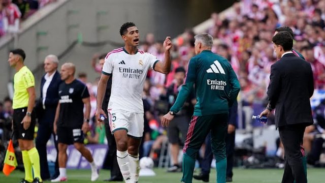 الكشف عن كلمات بيلينغهام لحكم الديربي بعد انتهاء المباراة