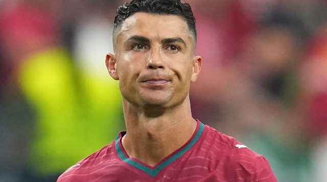 لاعب برشلونة السابق يفسر سبب دفاعه عن رونالدو