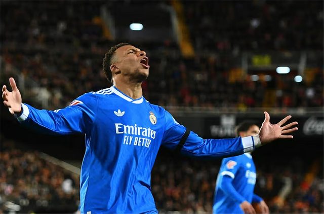 مبابي يرد على اتهامه بالغضب من ريال مدريد