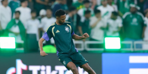 ناصر الدوسري يتألق بأرقام مميزة خلال الشوط الأول أمام الإمارات