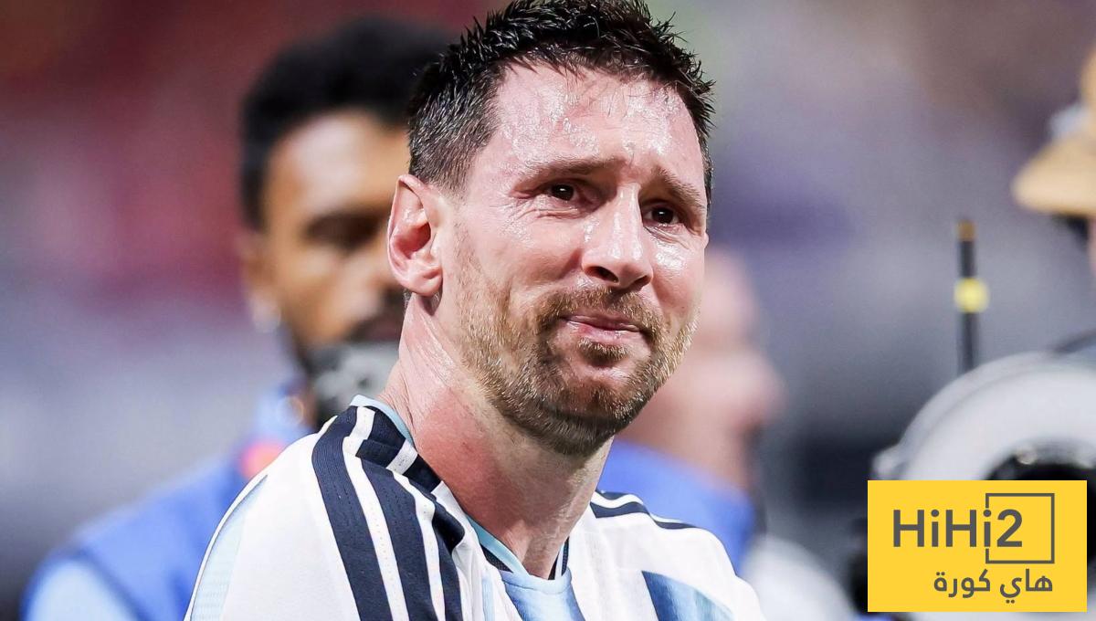 صور .. ميسي يذرف الدموع في الحافلة قبل مباراته الوداعية مع المنتخب