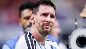 صور .. ميسي يذرف الدموع في الحافلة قبل مباراته الوداعية مع المنتخب