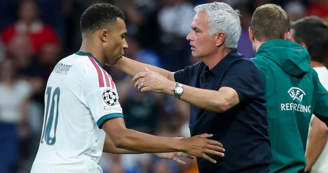 ” رجل من صفيح ” .. انتقاد حاد ضد مورينيو بسبب غرفة ملابس ريال مدريد
