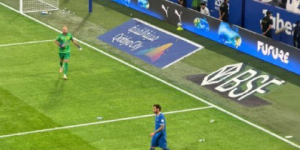 صور: واقعة مثيرة في كلاسيكو الهلال والاتحاد.. علب مياه تلقى باتجاه لاعبي الزعيم