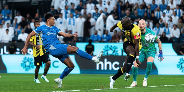 الهلال ينهي الشوط الأول متقدمًا على الاتحاد بثنائية مقابل هدف في الكلاسيكو