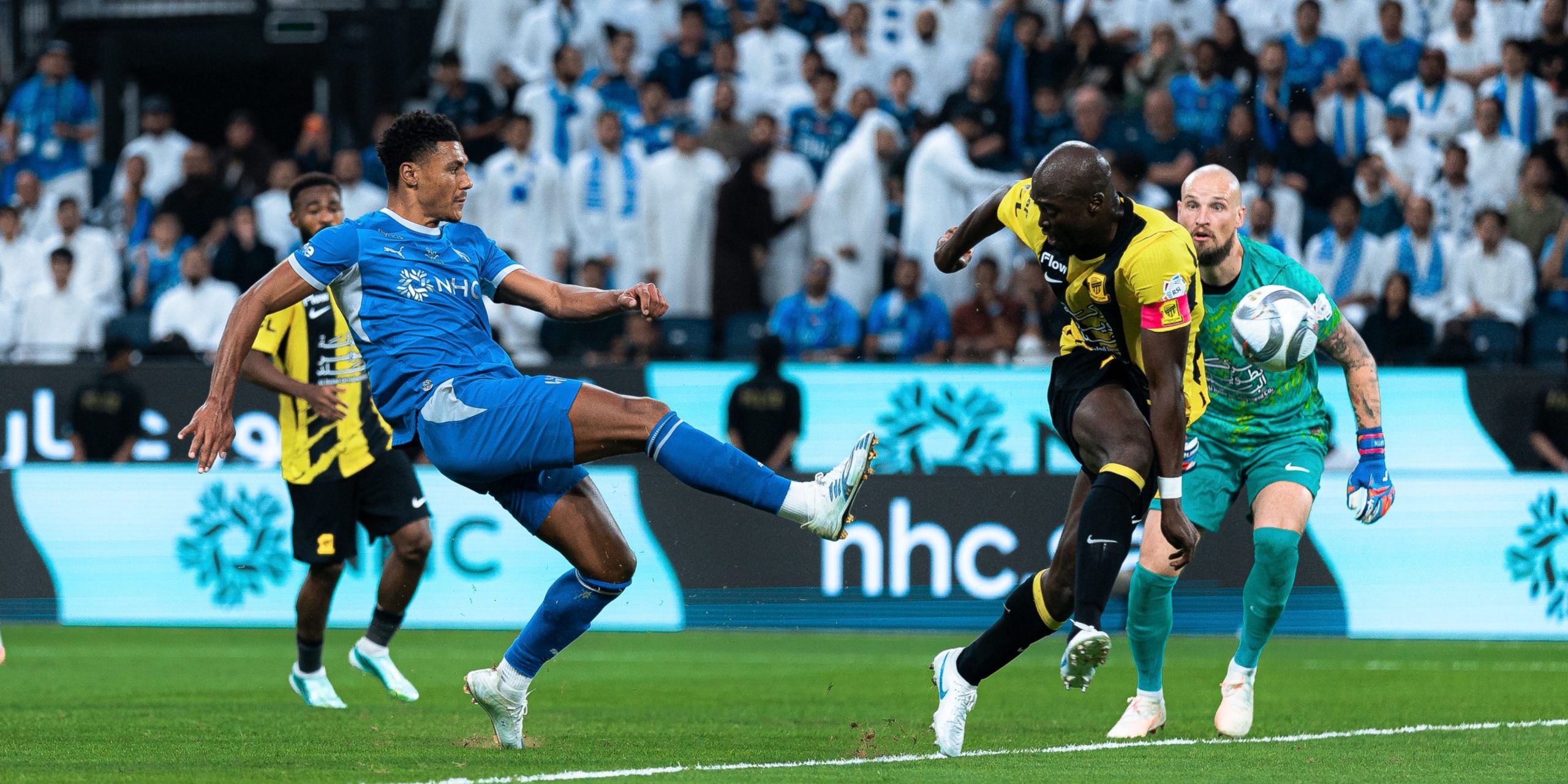 الهلال ينهي الشوط الأول متقدمًا على الاتحاد بثنائية مقابل هدف في الكلاسيكو