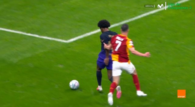 صورة : فضيحة تحكيمية في مباراة برشلونة و غلطة سراي