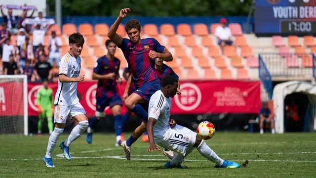موهبة برشلونة يتمرد على دكة البدلاء ويفكر في الرحيل