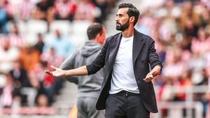 عقوبة وتهديد بالإقالة.. أربيلوا يعاني في الدوري الإنجليزي