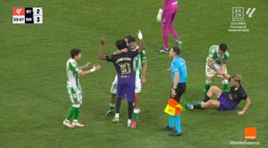 هل استحق لاعب بيتيس الطرد في لقطة الاعتداء على لامين يامال؟