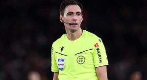 مفارقة عجيبة بين برشلونة وريال مدريد .. احصائية تثير الجدل حول الحكم دي بورغوس