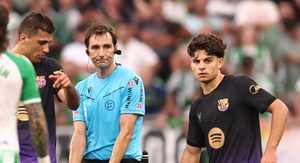 تقييم كارثي لحكم مباراة برشلونة وريال بيتيس