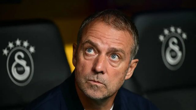 فليك لا يريده.. صراع داخل برشلونة بسبب نجم مانشستر سيتي