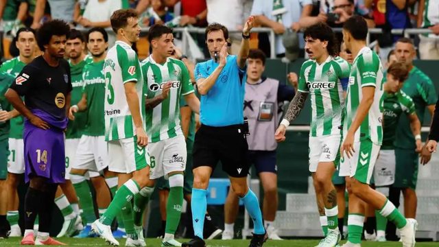 مفاجأة في حديث الحكم دي بورغوس مع الـ  VAR قبل الغاء هدف بيتيس