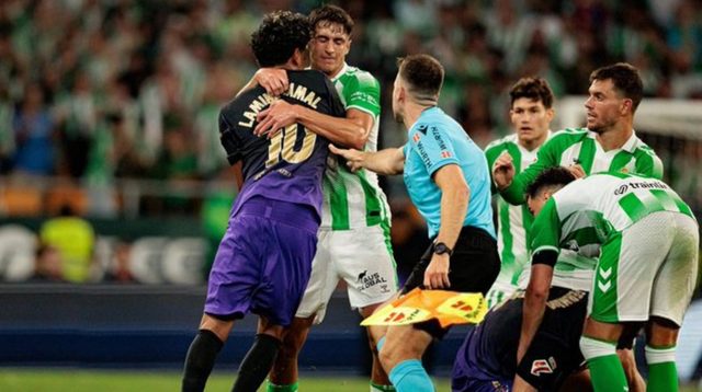 بيتيس يستعد للاعتراض على محضر الحكم في واقعة طرد بيرنال ضد برشلونة