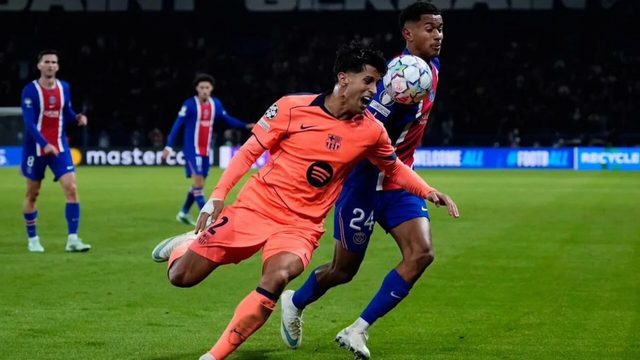 قبل الكلاسيكو.. موهبة برشلونة تحرج كانسيلو أمام فليك