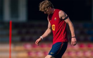 لاعب برشلونة السابق يهدد مكانة أنتوني غوردون