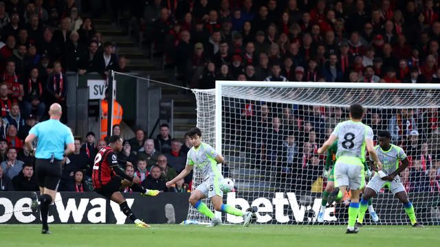 100 مليون يورو لا تكفي.. بورنموث يغلق الباب أمام برشلونة وليفربول