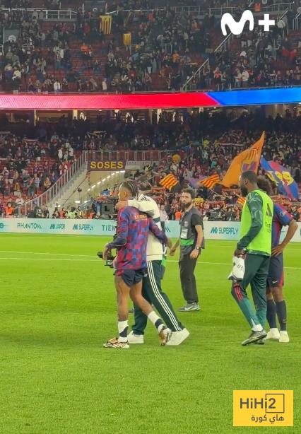 صور .. رافينيا يهنئ لاعبي ريال مدريد بعد الهزيمة في الكلاسيكو