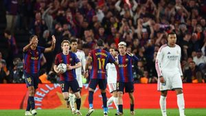 صور .. رافينيا يهنئ لاعبي ريال مدريد بعد الهزيمة في الكلاسيكو