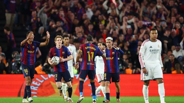 صور .. رافينيا يهنئ لاعبي ريال مدريد بعد الهزيمة في الكلاسيكو