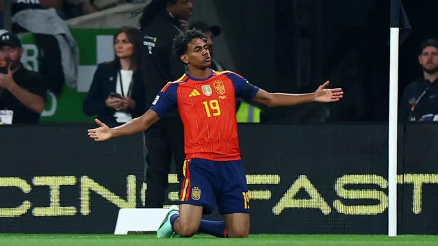 صدمة في برشلونة.. هاري كين يهدد حلم لامين يامال بالكرة الذهبية