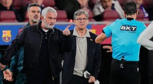 تصرف مثير للجدل من حكم الكلاسيكو .. تفريق واضح بين لاعبي ريال مدريد ضد برشلونة