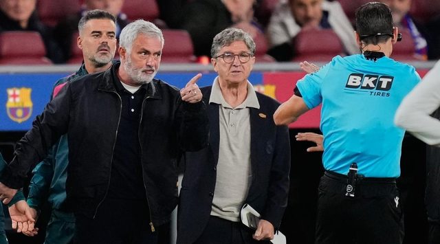 تصرف مثير للجدل من حكم الكلاسيكو .. تفريق واضح بين لاعبي ريال مدريد ضد برشلونة