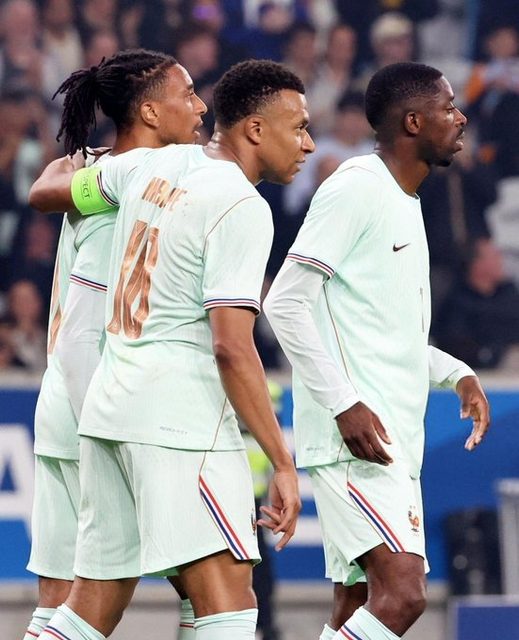 هل سيجلس مبابي الى جانب لامين وكين في حفل الكرة الذهبية ؟