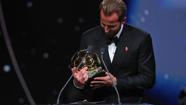 «يا لها من مصادفة!».. جوتي يشكك بسخرية في تتويج هاري كين بالكرة الذهبية