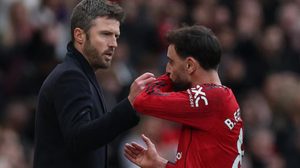 بعد هجوم أسطورة مانشستر يونايتد.. هل يفقد فيرنانديز مكانه الأساسي؟